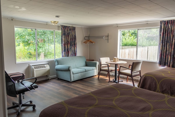 Iron/ironing board, WiFi (free), bed sheets