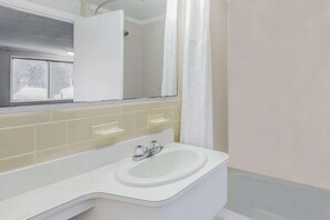 Duschwanne, kostenlose Toilettenartikel, Haartrockner, Handtücher