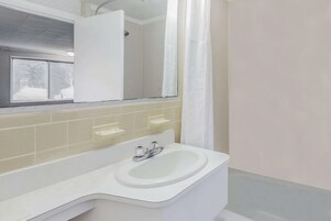 Bañera con ducha, artículos de tocador gratuitos, secador de pelo