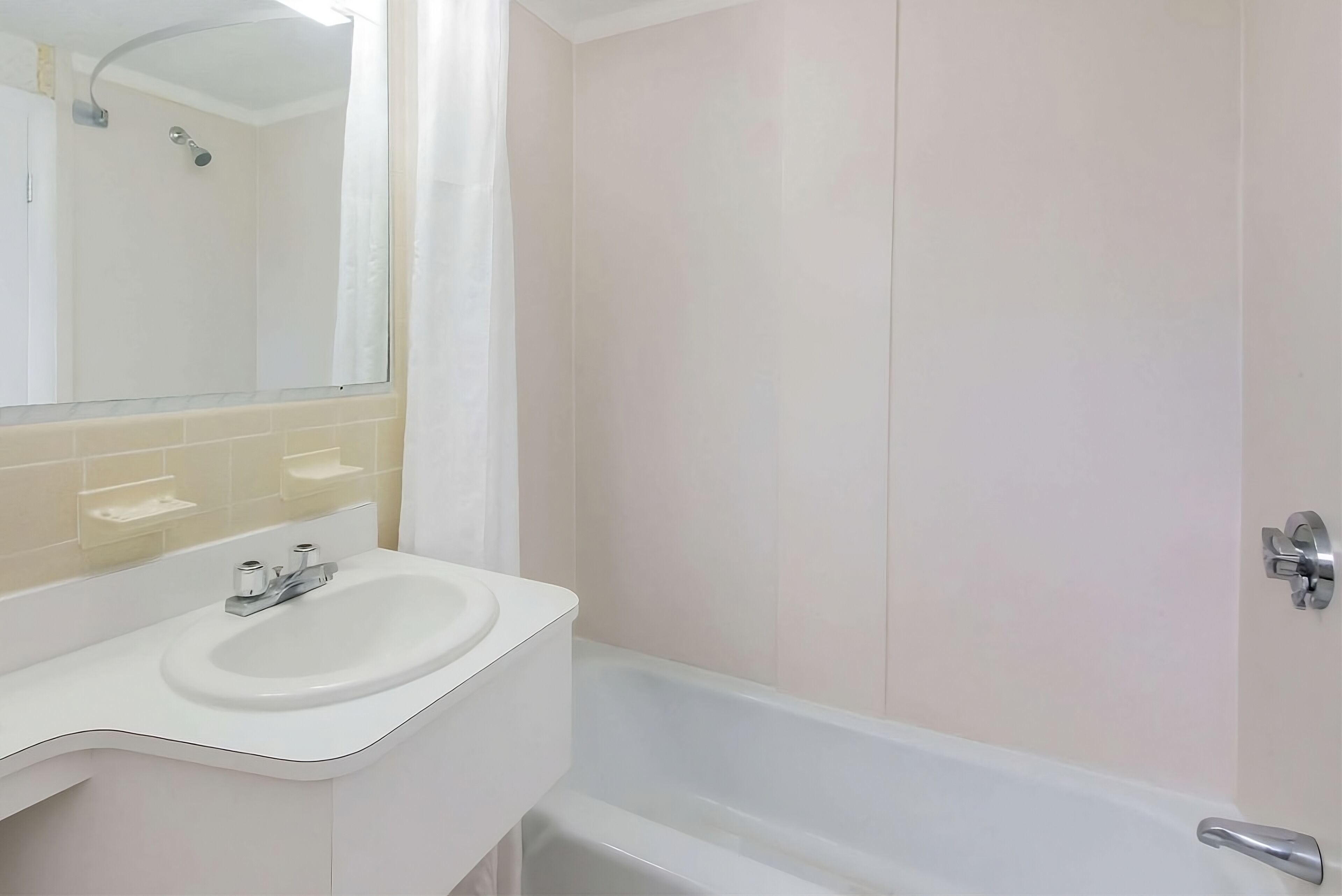 Tina con regadera, amenidades de baño gratuitas, secadora de cabello 
