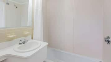 Tina con regadera, amenidades de baño gratuitas, secadora de cabello