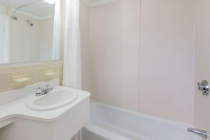 Combined shower/bathtub, free toiletries, hair dryer, towels - Relax Inn Cape Cod (West Yarmouth)