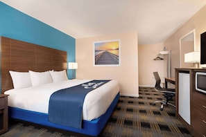 In-room safe, desk, iron/ironing board, free cribs/infant beds - Days Inn by Wyndham Middletown/Newport Area (Middletown)
