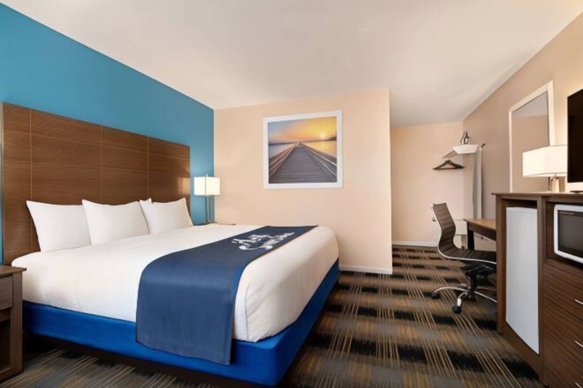 Coffres-forts dans les chambres, bureau, fer et planche à repasser