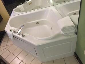 Kamar Deluks, 1 Tempat Tidur Queen, Boleh Merokok (Jacuzzi Room) | Jet tub