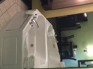 Deluxe Room, 1 Queen Bed, Smoking (Jacuzzi Room) | Jetted tub
