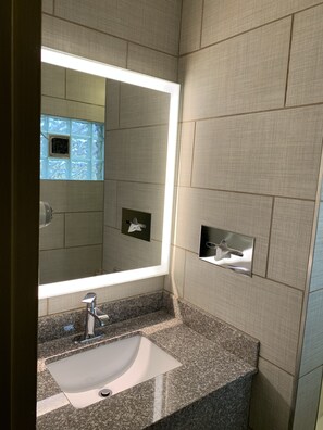 大花洒淋浴喷头、吹风机、毛巾