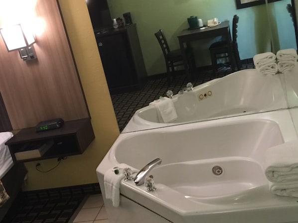 Deluxe Room, 1 Queen Bed, Smoking (Jacuzzi Room) | Jetted bathtub