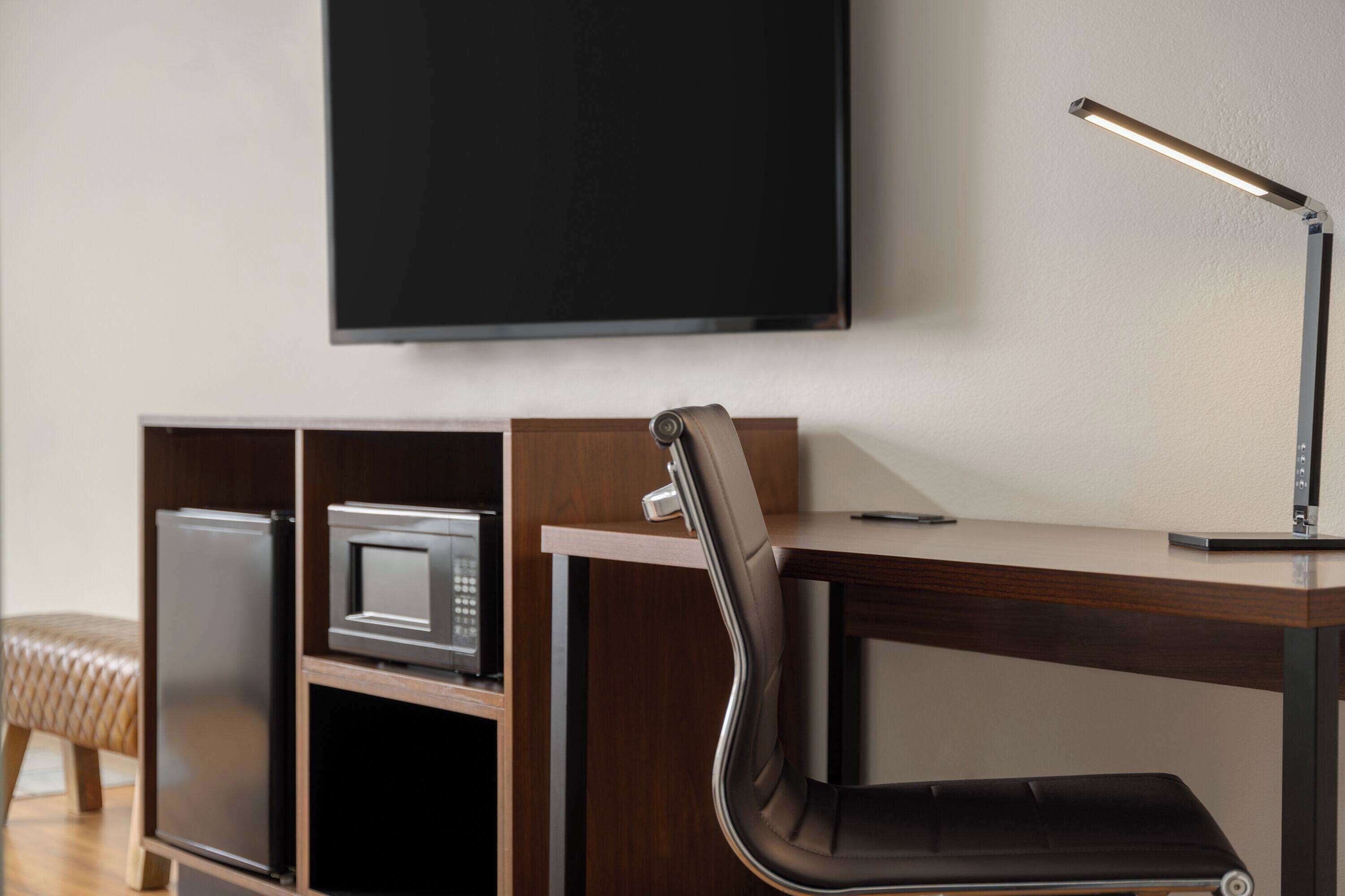 Luxe beddengoed, pillowtop-bedden, een bureau, een laptopwerkplek