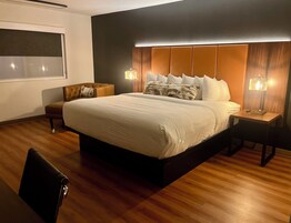 Ropa de cama de alta calidad, colchones con pillow-top y escritorio