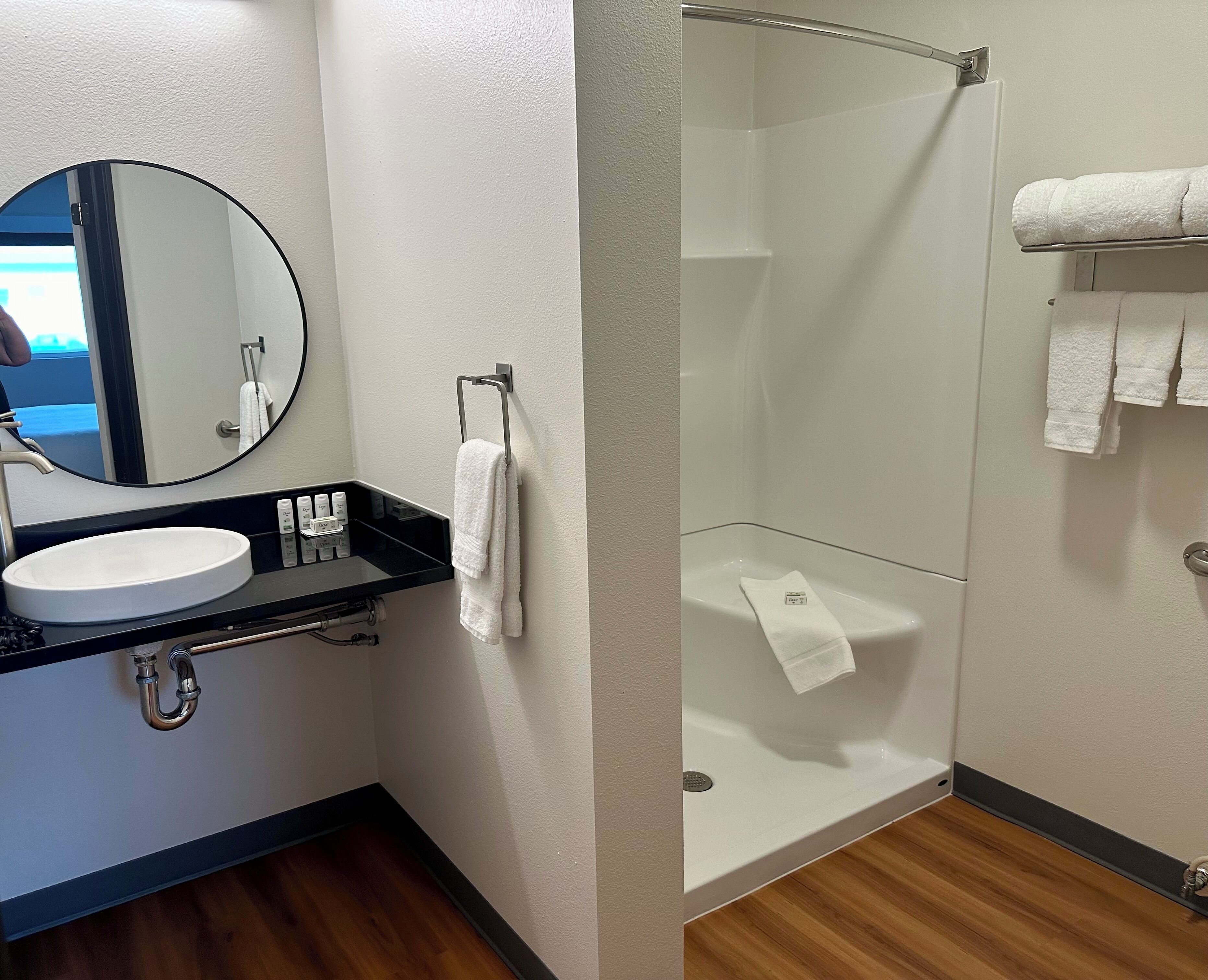 Quarto, 1 cama King, acessível, para não fumantes (Mobility Accessible) | Banheiro | Chuveiro/banheira combinados, ducha de hidromassagem