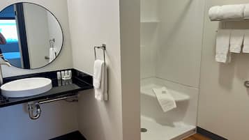 Quarto, 1 cama King, acessível, para não fumantes (Mobility Accessible) | Banheiro | Chuveiro/banheira combinados, ducha de hidromassagem