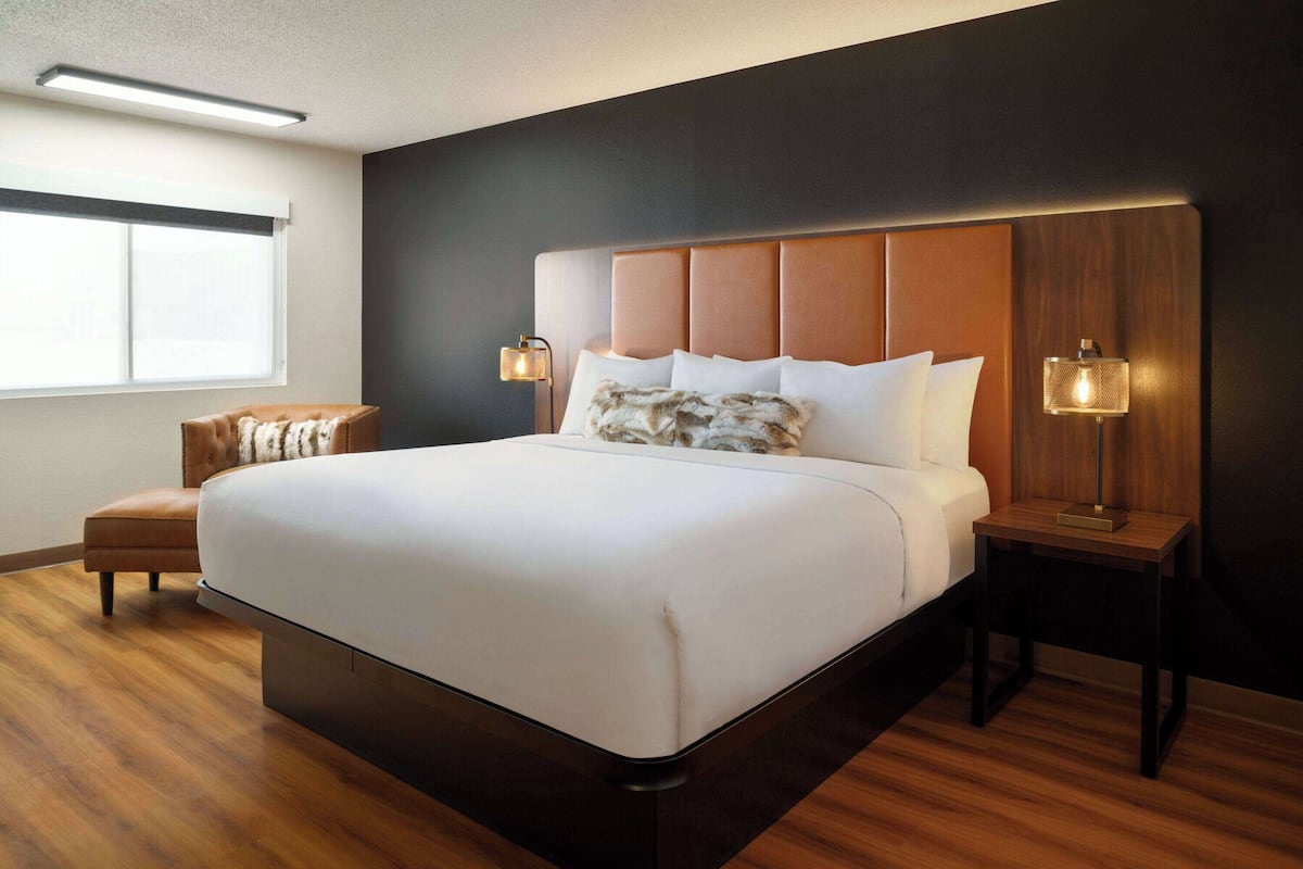 Standard Room, 1 King Bed, Non Smoking | Premium bedding, pillowtop beds, desk, laptop workspace
