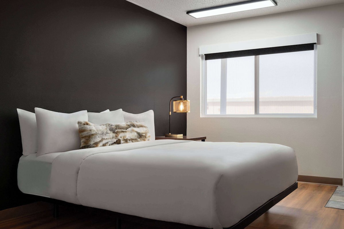 Room, 1 King Bed, Accessible, Non Smoking (Mobility Accessible) | Premium bedding, pillowtop beds, desk, laptop workspace