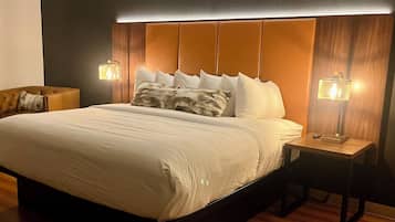 Standard Room, 1 King Bed, Non Smoking | Premium bedding, pillowtop beds, desk, laptop workspace