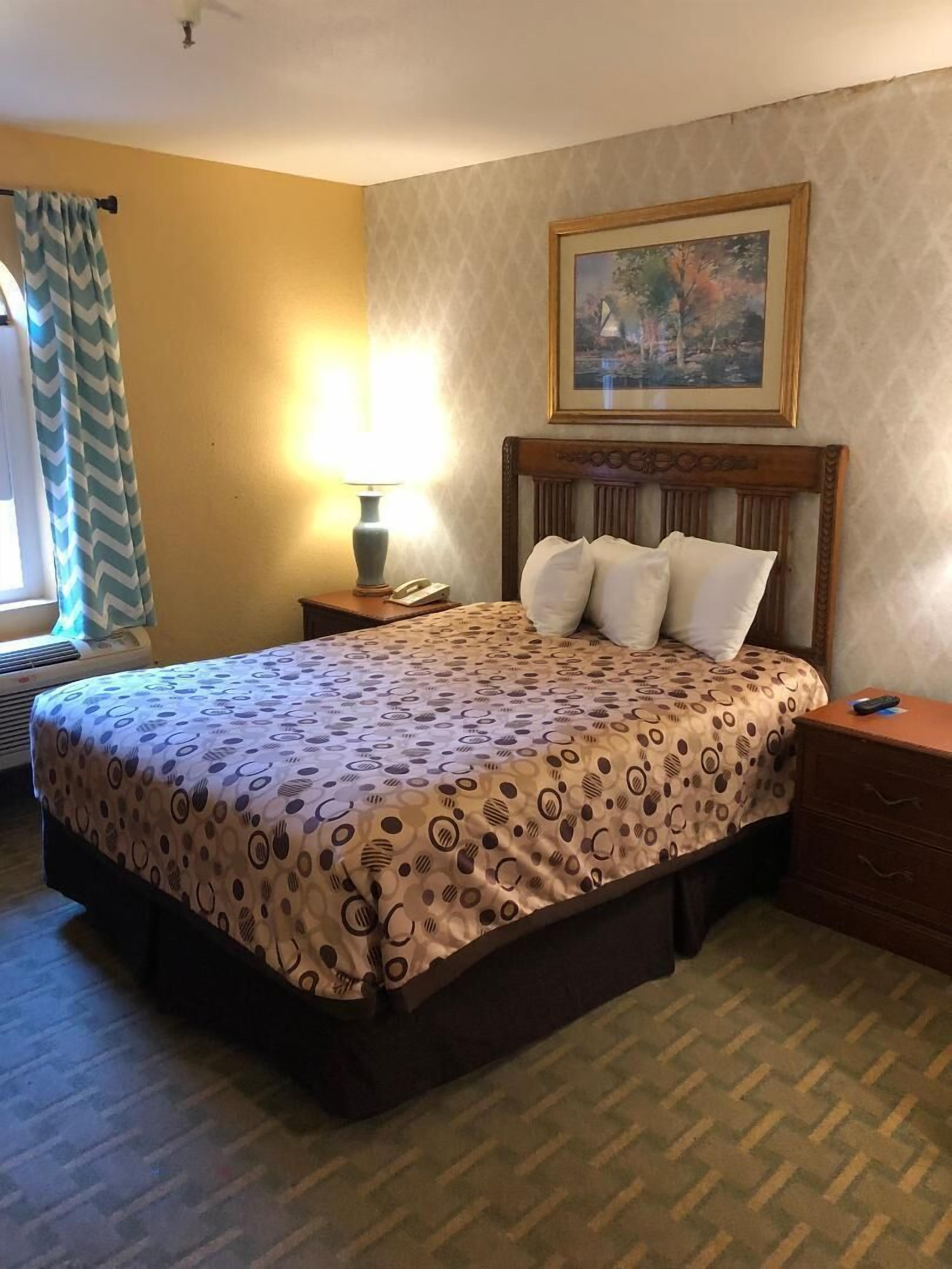 Standard Room, 1 Queen Bed | Premium bedding, blackout drapes, iron/ironing board, rollaway beds