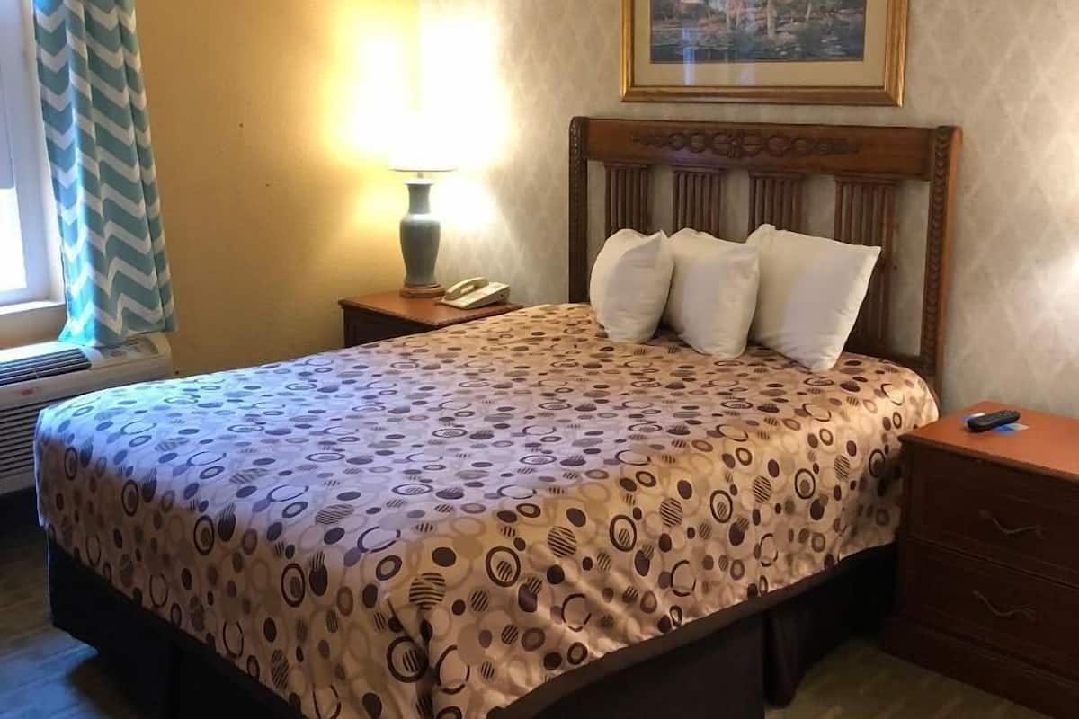 Standard Room, 1 Queen Bed