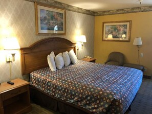 Premium bedding, blackout drapes, iron/ironing board, rollaway beds - Pacific Inn Santa Cruz (Santa Cruz)