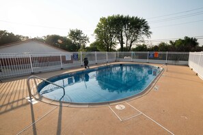 Una piscina al aire libre de temporada