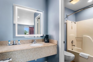 Bañera con ducha, artículos de tocador gratuitos, toallas