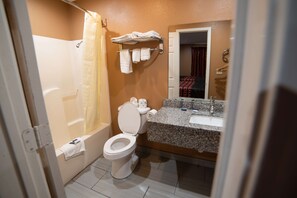 Combined shower/bathtub, free toiletries, towels