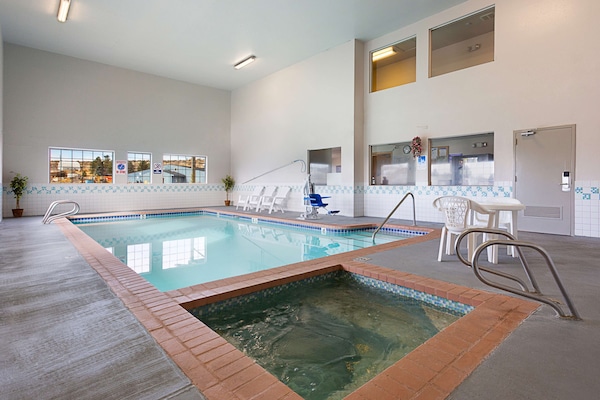 Innendørsbasseng og solsenger