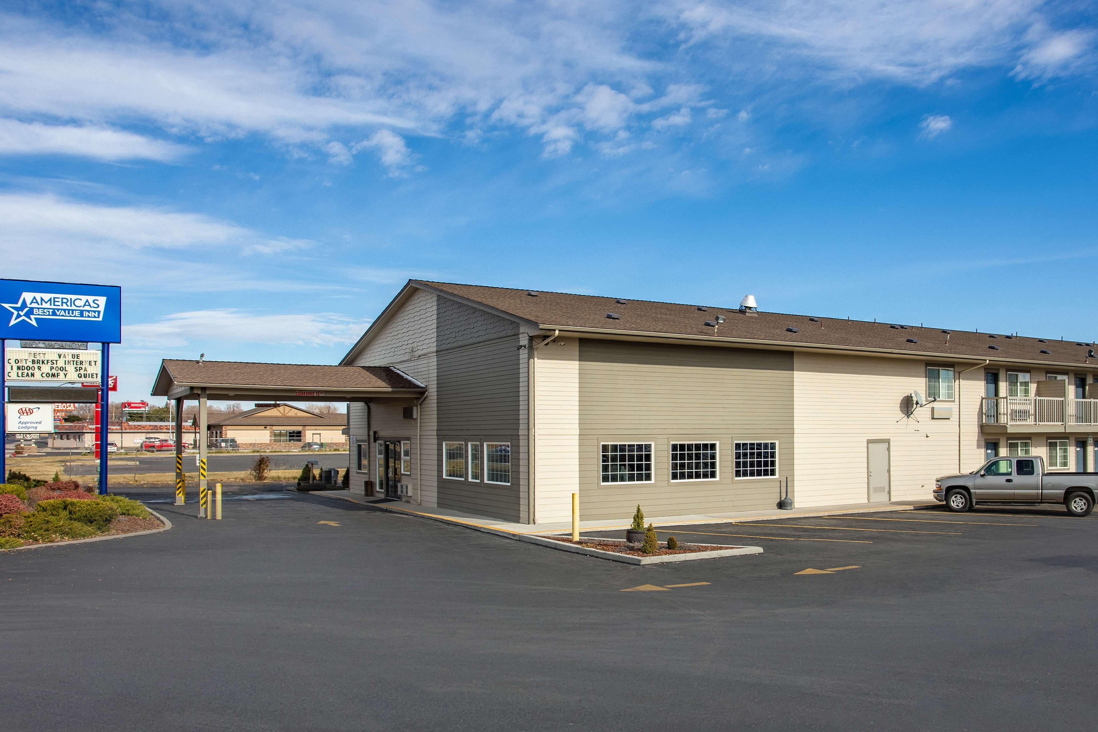 A building with a sign for 'Americas Best Value Inn'.