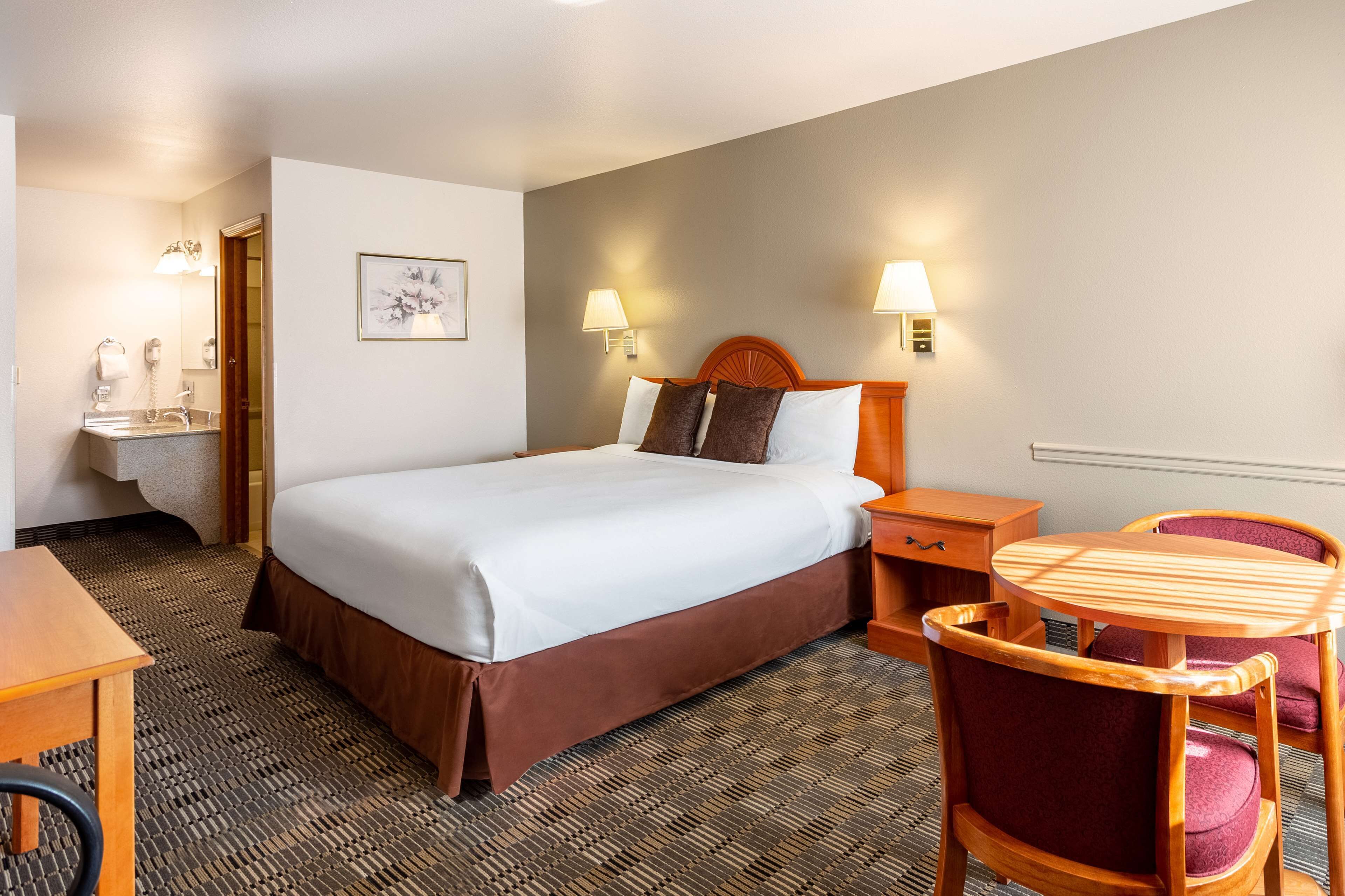 Sengetøy av topp kvalitet, skrivebord og blendingsgardiner