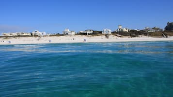 Playa privada en los alrededores, playa de arena blanca y camastros 