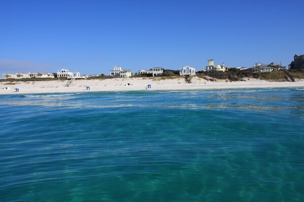 Privatstrand in der Nähe, weißer Sandstrand, Liegestühle, Sonnenschirme