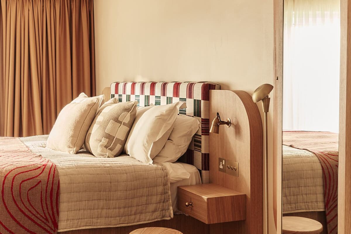 1 bedroom, down duvets, desk, blackout curtains