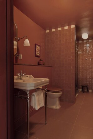Classic Room | Bathroom | Free toiletries, hair dryer, towels, soap