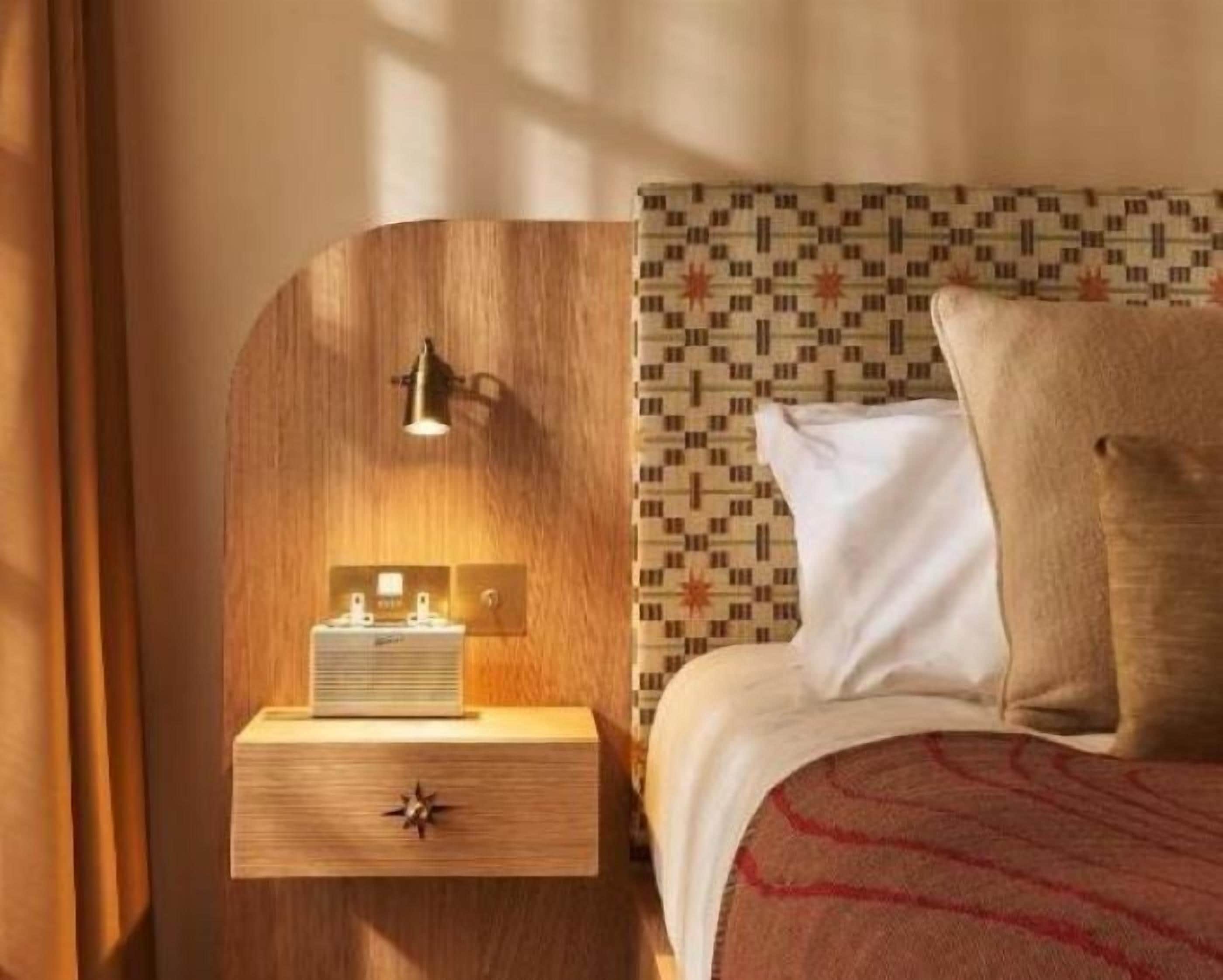 Cosy Room | 羽毛の掛け布団、デスク、遮光カーテン、アイロン / アイロン台