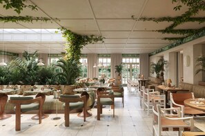 Daily full breakfast (GBP 25 per person)