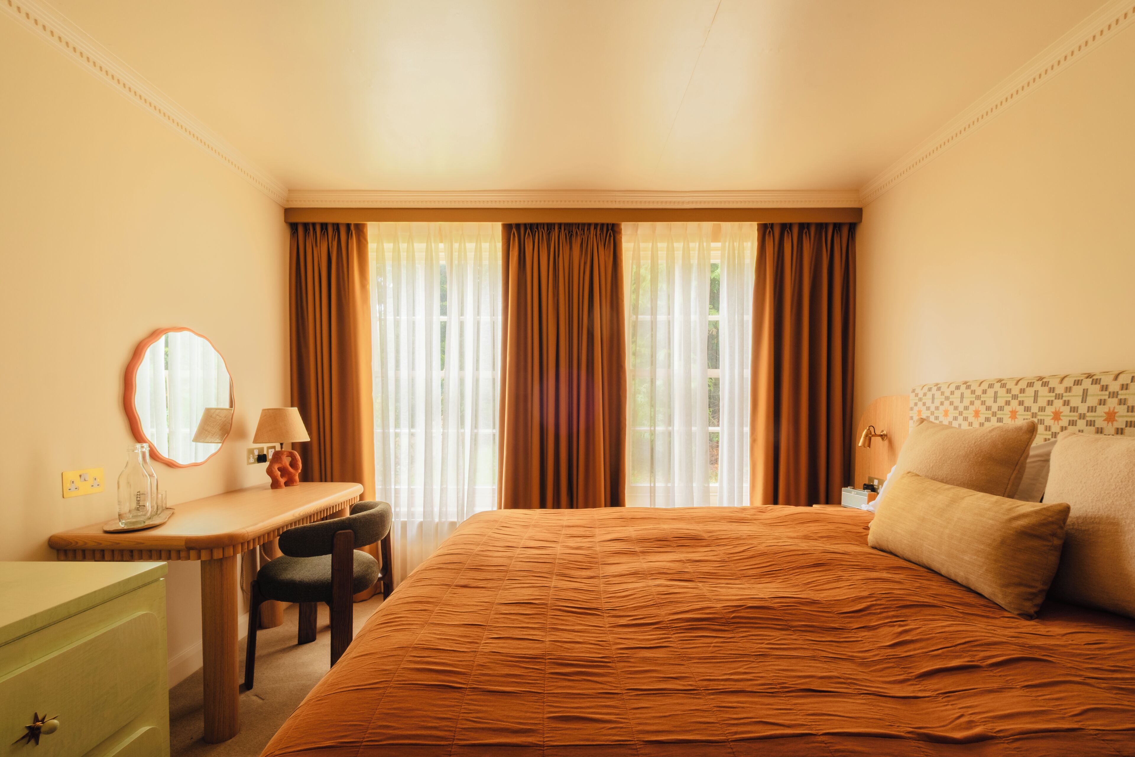 Cosy Room | Untuvapeitot, työpöytä, pimennysverhot, silitysrauta/-lauta