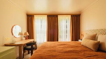 Cosy Room | Untuvapeitot, työpöytä, pimennysverhot, silitysrauta/-lauta