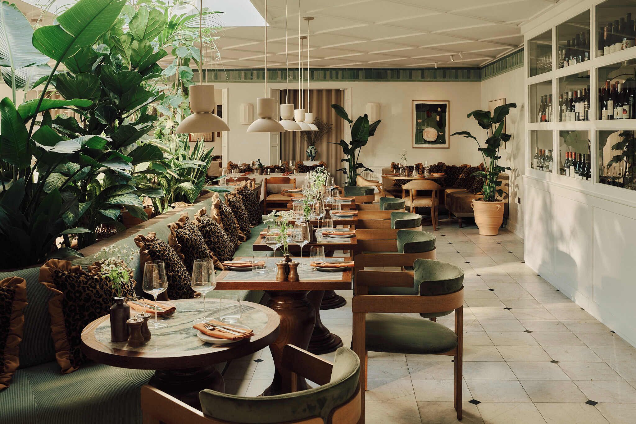 2 restaurantes, com serviço de almoço e jantar; culinária britânica