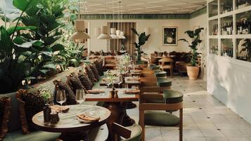 2 restaurantes, com serviço de almoço e jantar; culinária britânica