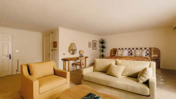 ألحفة محشوة بالريش ومكتب وستائر تعتيم ومكواة/لوح كي