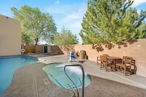 Seasonal outdoor pool - Econo Lodge Inn & Suites Santa Fe South (Santa Fe)