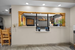 Lobby - Econo Lodge Inn & Suites Santa Fe South (Santa Fe)