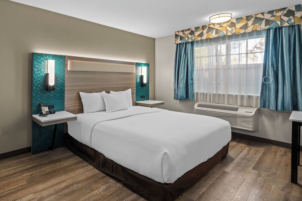 Habitación, 1 cama King size, con acceso para personas discapacitadas, para no fumadores | Cortinas blackout, tabla de planchar con plancha y wifi gratis 