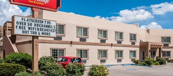 Econo Lodge Inn & Suites