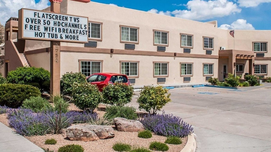 Econo Lodge Inn & Suites Santa Fe South
