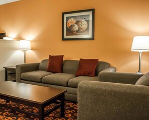 Blackout curtains, iron/ironing board, free WiFi, bed sheets - Econo Lodge Inn & Suites Santa Fe South (Santa Fe)