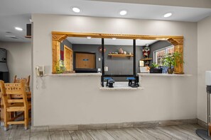 Lobby - Econo Lodge Inn & Suites Santa Fe South (Santa Fe)