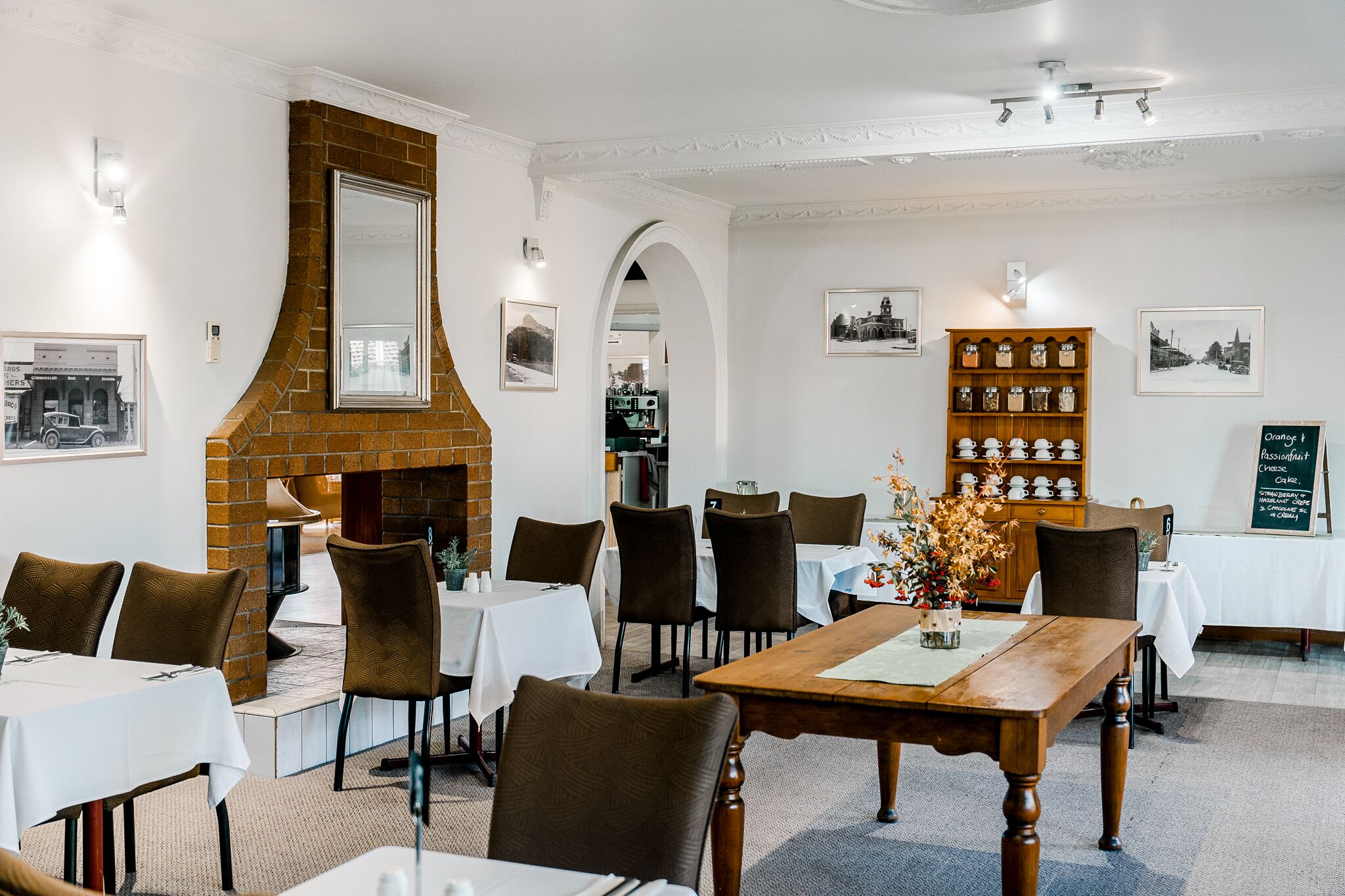 Petit déjeuner et dîner servis sur place