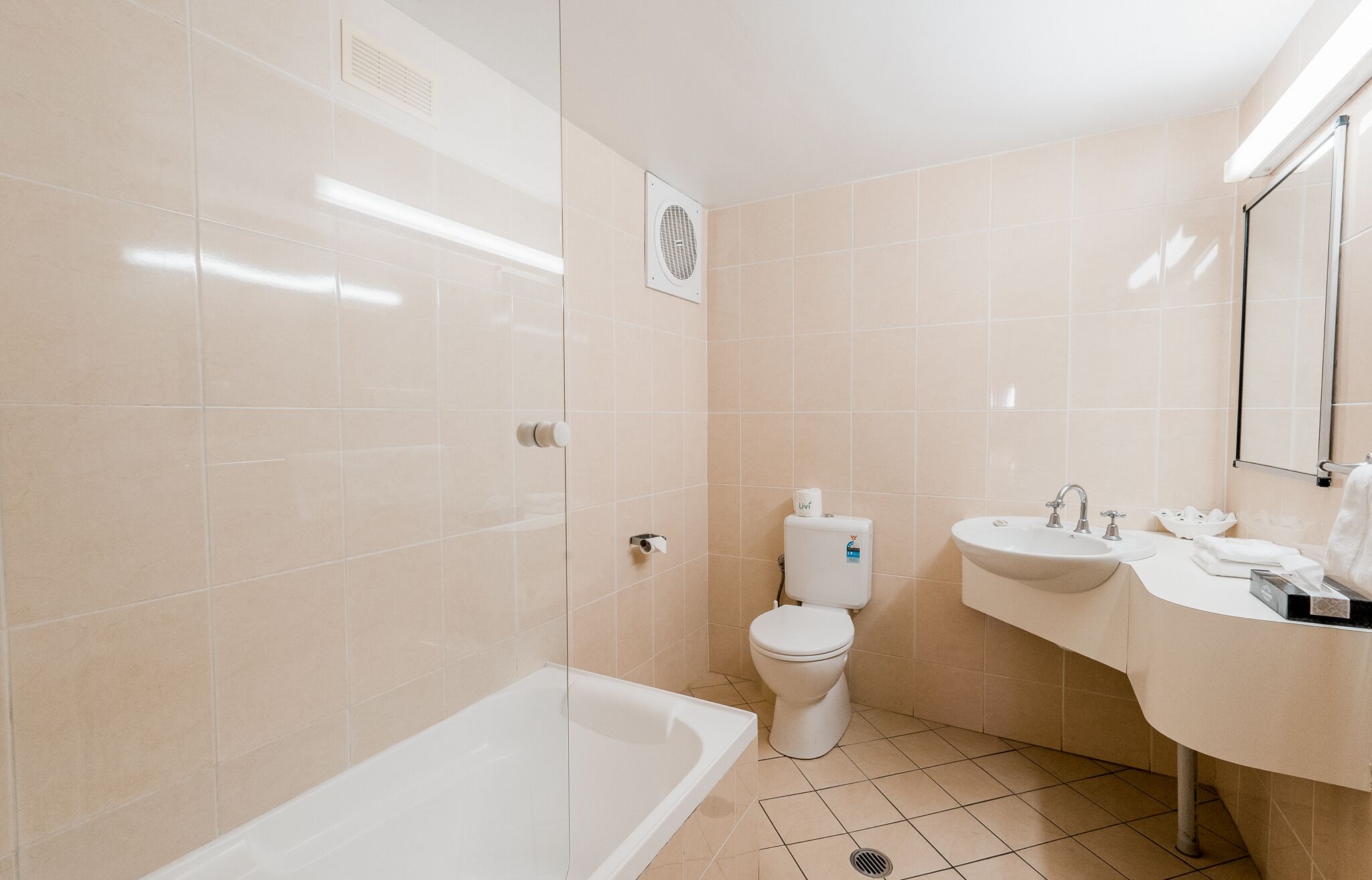 Un baño moderno con bañera, inodoro y lavamanos.