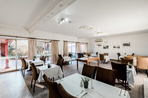 供應早餐及晚餐;本地菜