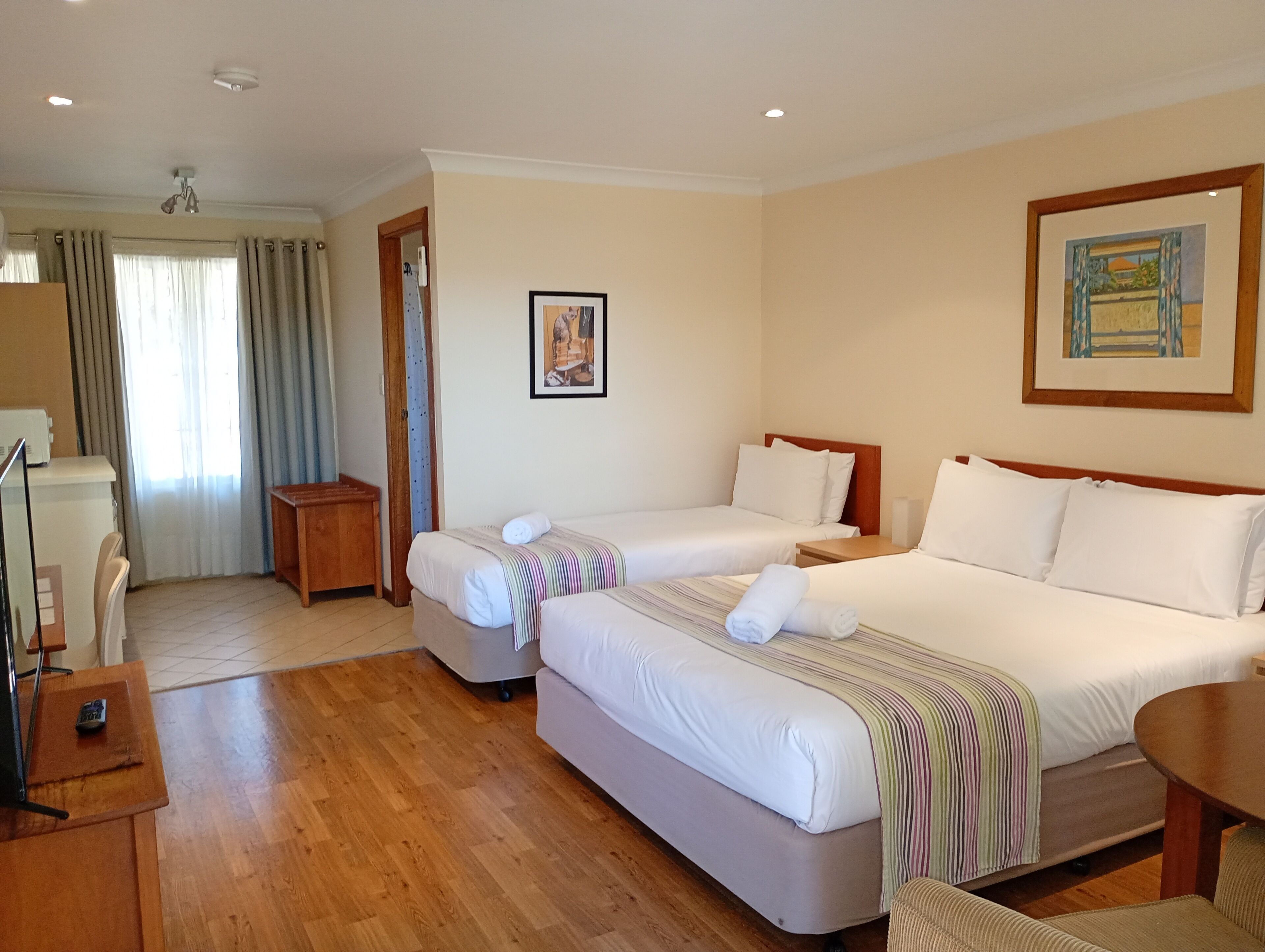 Camera Standard | Minibar, una scrivania, insonorizzazione, ferro/asse da stiro